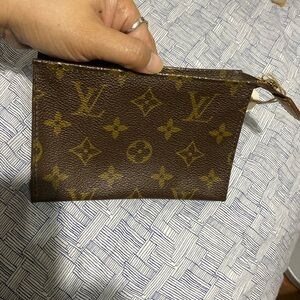 Lv toiletry 15 Authentic ✅ have cracks on the side canvass and clean inside ❤️